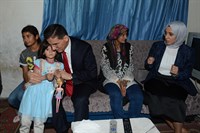 Vali Ercan Topaca, İhtiyaç Sahibi Aileyi Ziyaret Etti