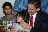 Vali Ercan Topaca, İhtiyaç Sahibi Aileyi Ziyaret Etti