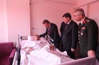 Cumhurbaşkanı Yardımcısı Sayın Oktay ve Vali Şahin, Gülhane Eğitim ve Araştırma Hastanesinde Tedavi Gören Askerleri Ziyaret Etti