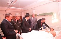 Cumhurbaşkanı Yardımcısı Sayın Oktay ve Vali Şahin, Gülhane Eğitim ve Araştırma Hastanesinde Tedavi Gören Askerleri Ziyaret Etti
