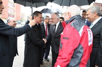 Vali Ercan Topaca, Türk Kızılayı Aşevi Binası’nda Yemek Dağıtımına Katıldı