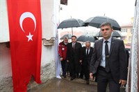 Vali Ercan Topaca, Türk Kızılayı Aşevi Binası’nda Yemek Dağıtımına Katıldı