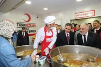 Vali Ercan Topaca, Türk Kızılayı Aşevi Binası’nda Yemek Dağıtımına Katıldı