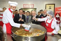 Vali Ercan Topaca, Türk Kızılayı Aşevi Binası’nda Yemek Dağıtımına Katıldı