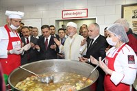 Vali Ercan Topaca, Türk Kızılayı Aşevi Binası’nda Yemek Dağıtımına Katıldı
