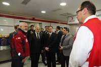 Vali Ercan Topaca, Türk Kızılayı Aşevi Binası’nda Yemek Dağıtımına Katıldı
