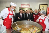 Vali Ercan Topaca, Türk Kızılayı Aşevi Binası’nda Yemek Dağıtımına Katıldı