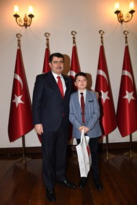 Vali Şahin, 23 Nisan Ulusal Egemenlik ve Çocuk Bayramı’nda Çocukları Makamında Kabul Etti